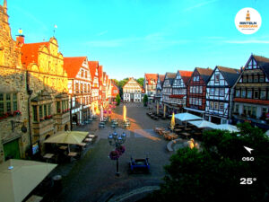 ☀️ Wetter Rinteln (Sicht: Blick auf den Rintelner Marktplatz aus Richtung Bürgerhaus): Heute bis 32,9°C. Sonnenuntergang heute erst um 21:48 Uhr.