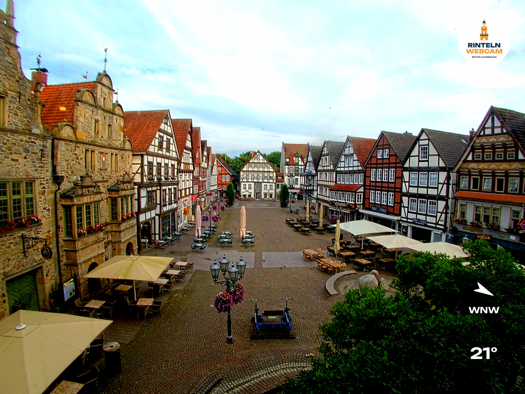 ☀️ Wetter Rinteln (Sicht: Blick auf den Rintelner Marktplatz aus Richtung Bürgerhaus): Heute bis 30°C. Sonnenuntergang heute erst um 21:48 Uhr.