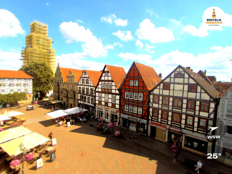 🕒 Update Rinteln (Sicht: Blick auf den Rintelner Marktplatz in Richtung St. Nikolai-Kirche) um 16:00 Uhr: 24,9°C.