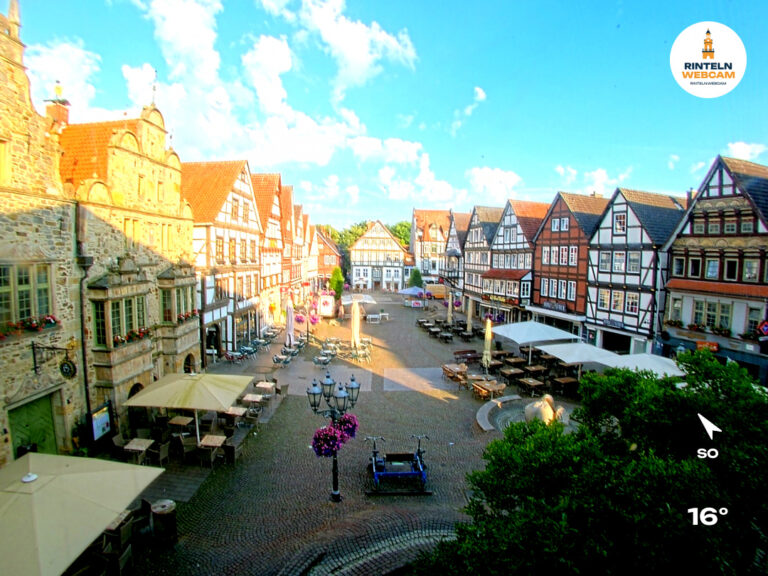 ☀️ Wetter Rinteln (Sicht: Blick auf den Rintelner Marktplatz aus Richtung Bürgerhaus): Heute bis 25,5°C. Sonnenuntergang heute erst um 21:48 Uhr.