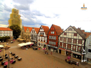 🕒 Update Rinteln (Sicht: Blick auf den Rintelner Marktplatz in Richtung St. Nikolai-Kirche) um 16:00 Uhr: 27,1°C.