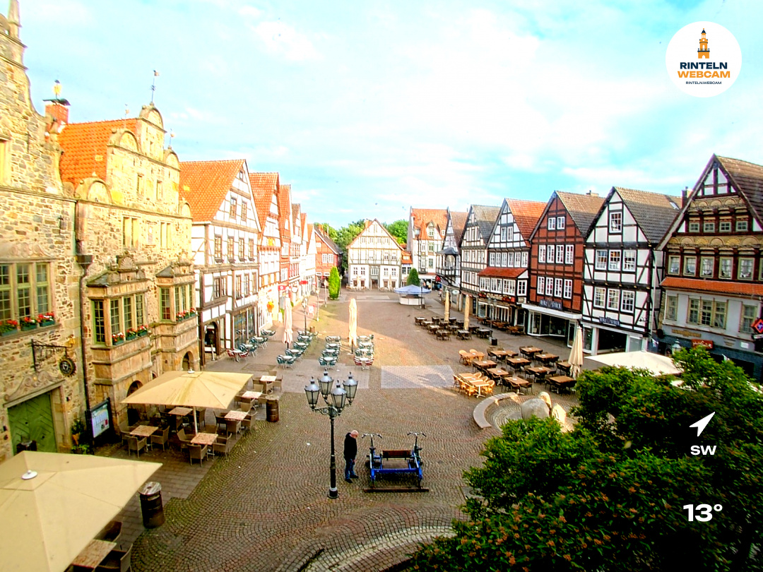 ☀️ Wetter Rinteln (Sicht: Blick auf den Rintelner Marktplatz aus Richtung Bürgerhaus): Heute bis 18,2°C. Sonnenuntergang heute erst um 21:39 Uhr.